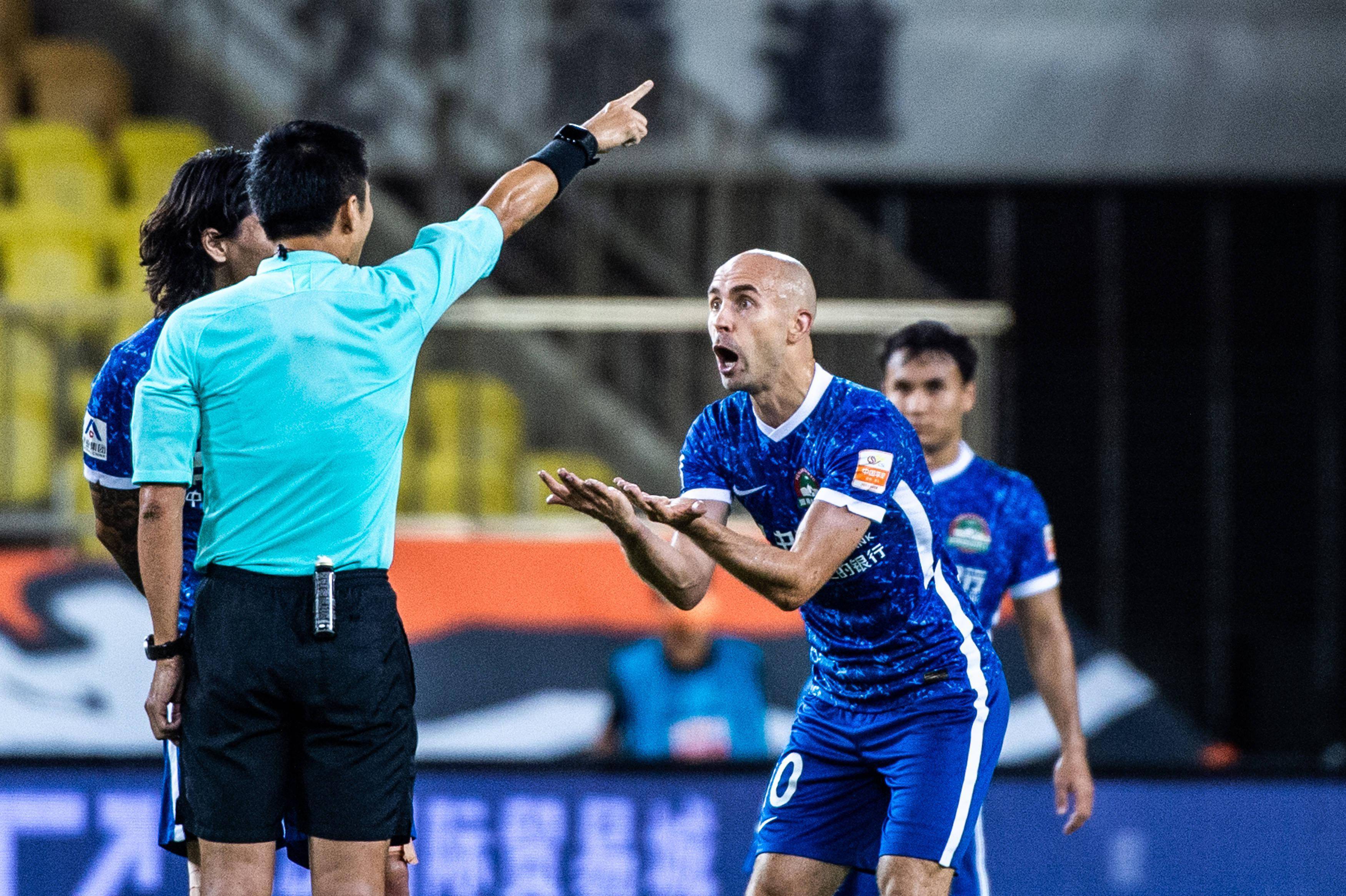 清晨上海海港备战荷甲，豪取连胜细节曝光，引发热议，身体对抗强度拉满(开局从红海开始崛起)